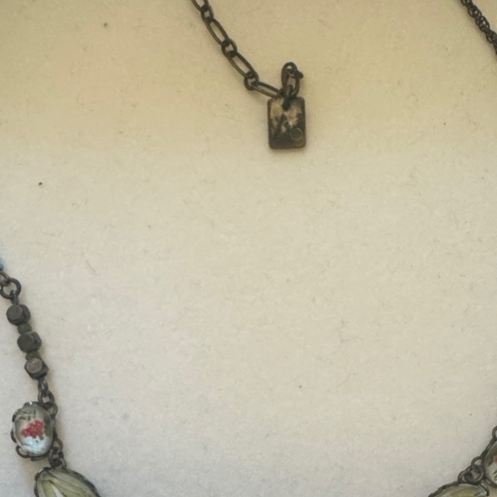 Vintage-Inspired Silver and Green Necklace - Picture 4 of 4